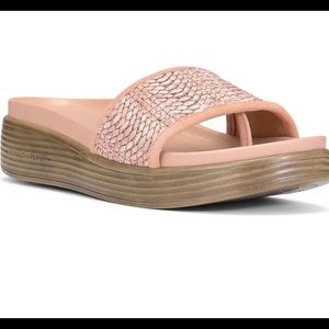 New In box Donald J Pliner Fiji sandal with raffia